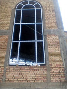 Подробнее о статье Оконный межпролётный витраж