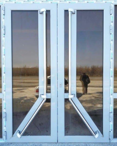 Двери с металлическими ручками